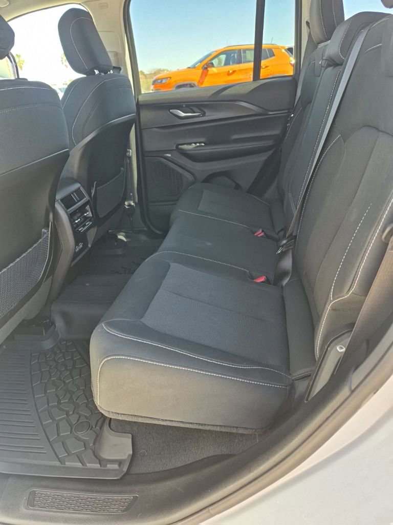 Used 2023 Jeep Grand Cherokee Laredo X image 25