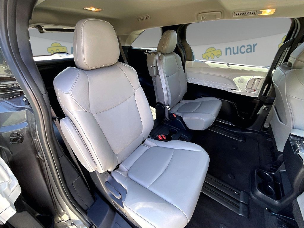 Used 2025 Toyota Sienna XLE FWD image 15