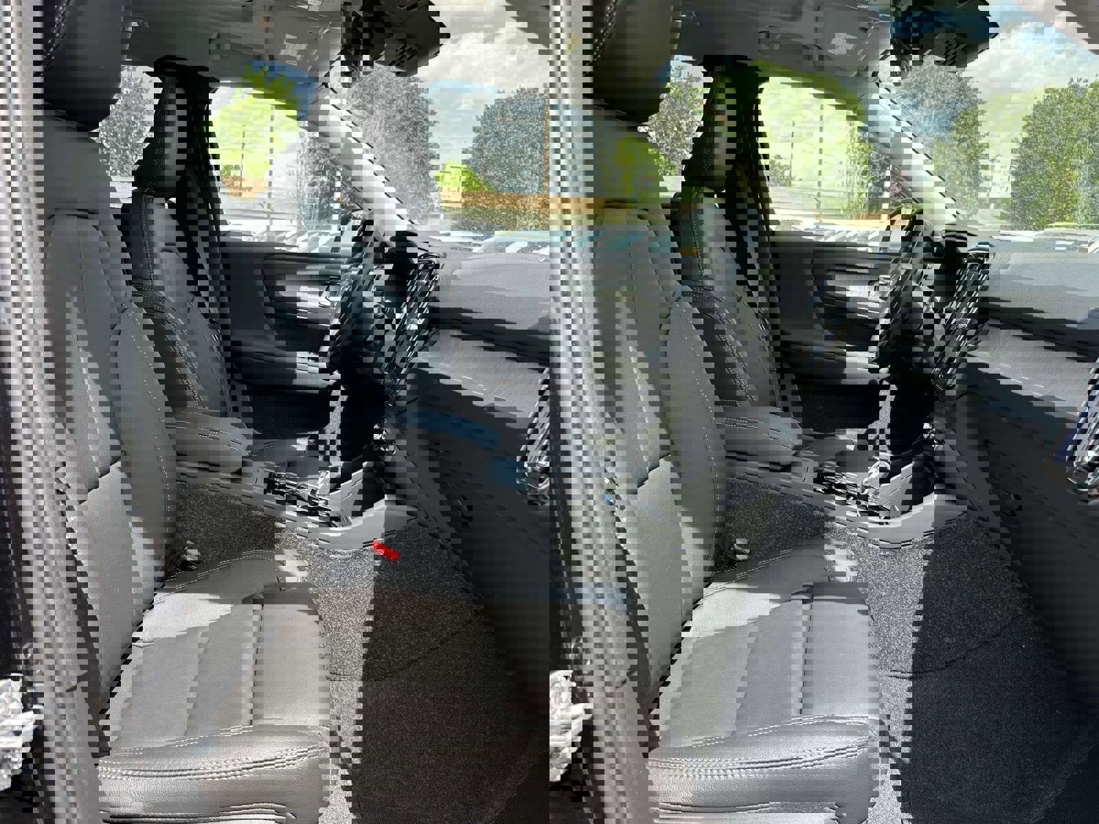 Certified 2025 Volvo XC40 B5 Ultra w/ Climate Package image 12