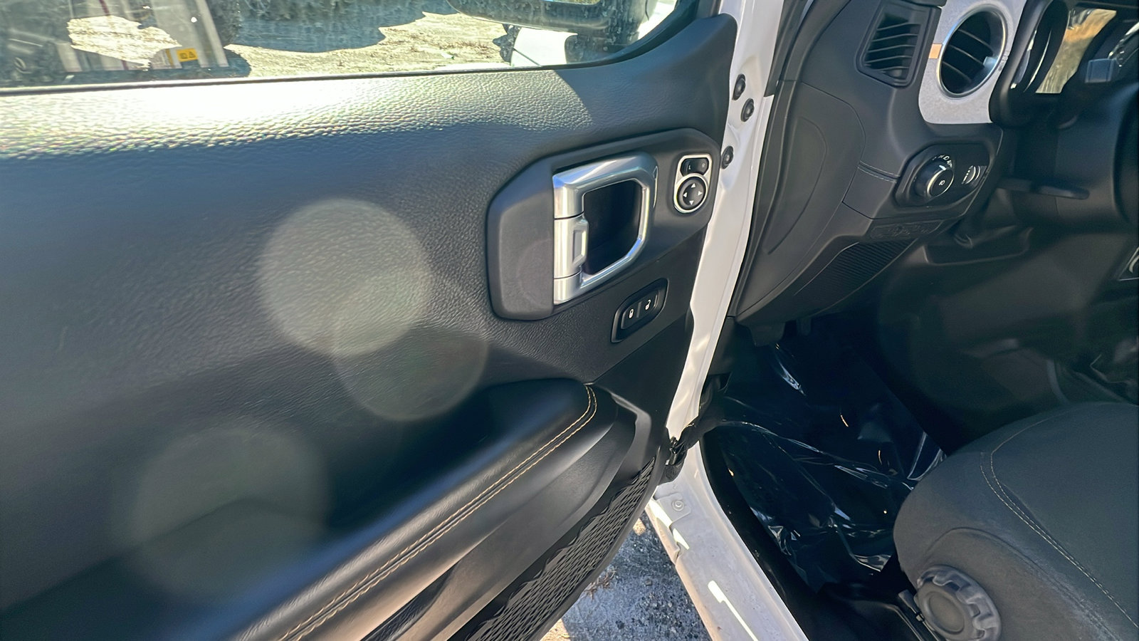 Used 2025 Jeep Wrangler Sahara image 15