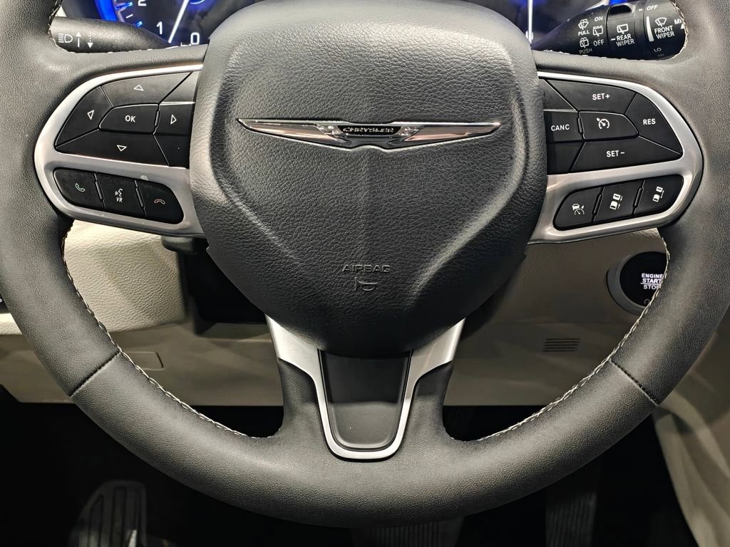 Used 2024 Chrysler Pacifica Touring-L image 5