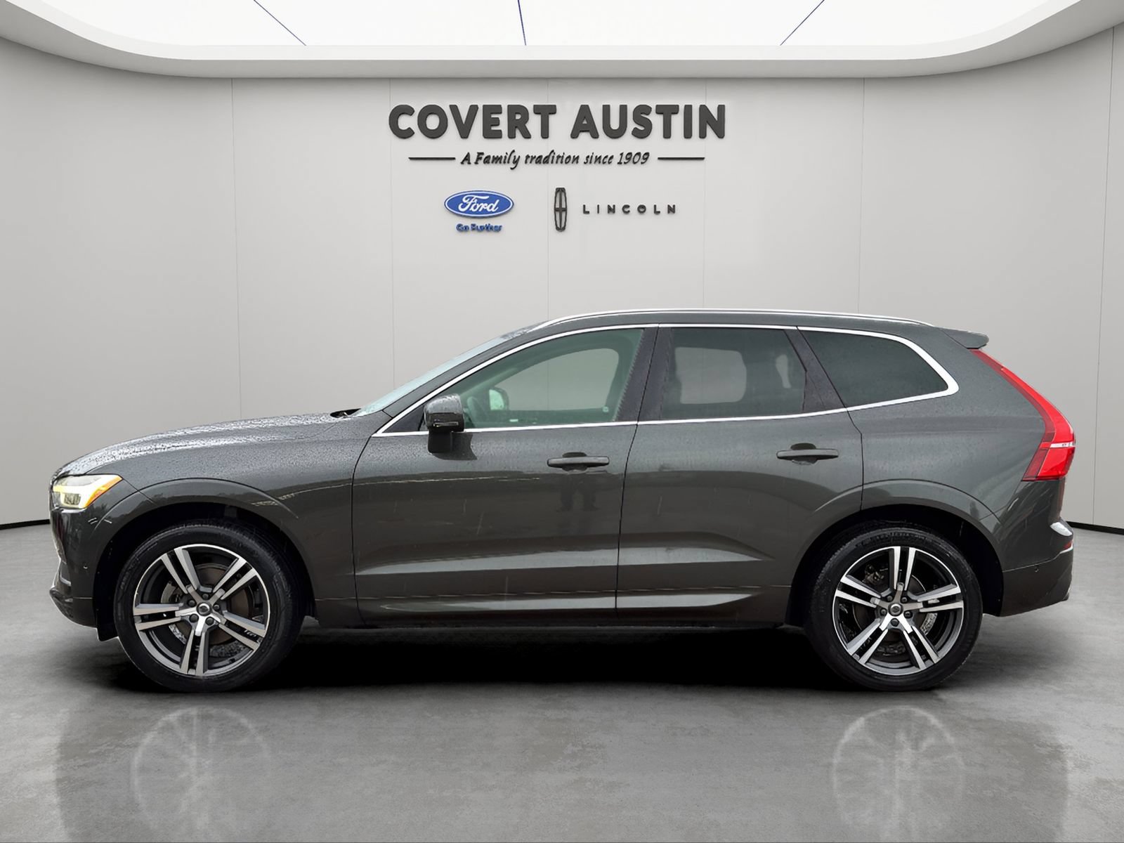 Used 2019 Volvo XC60 T5 Momentum w/ Multimedia Package AWD/4WD image 2