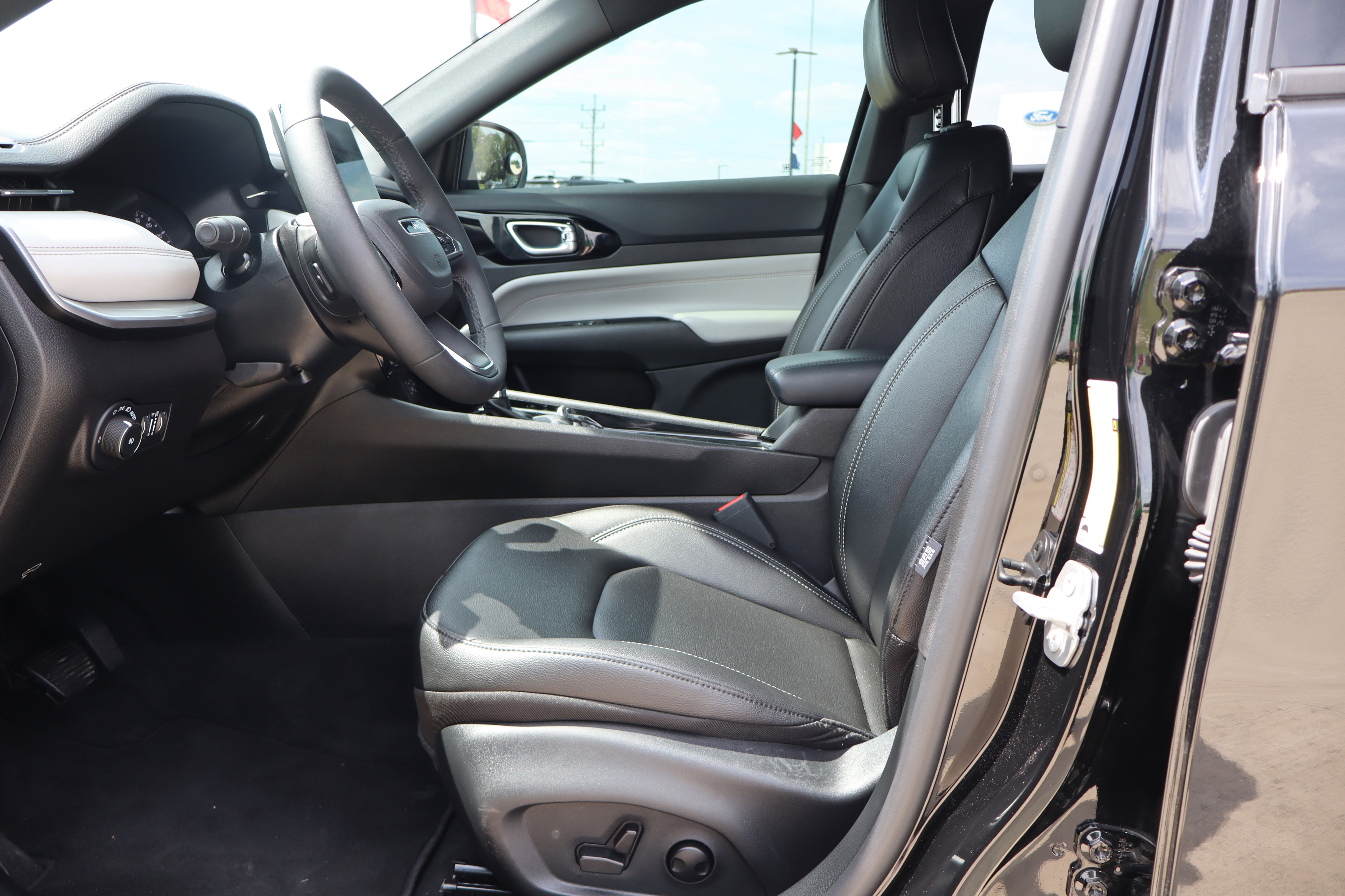 Used 2025 Jeep Compass Limited AWD/4WD image 9