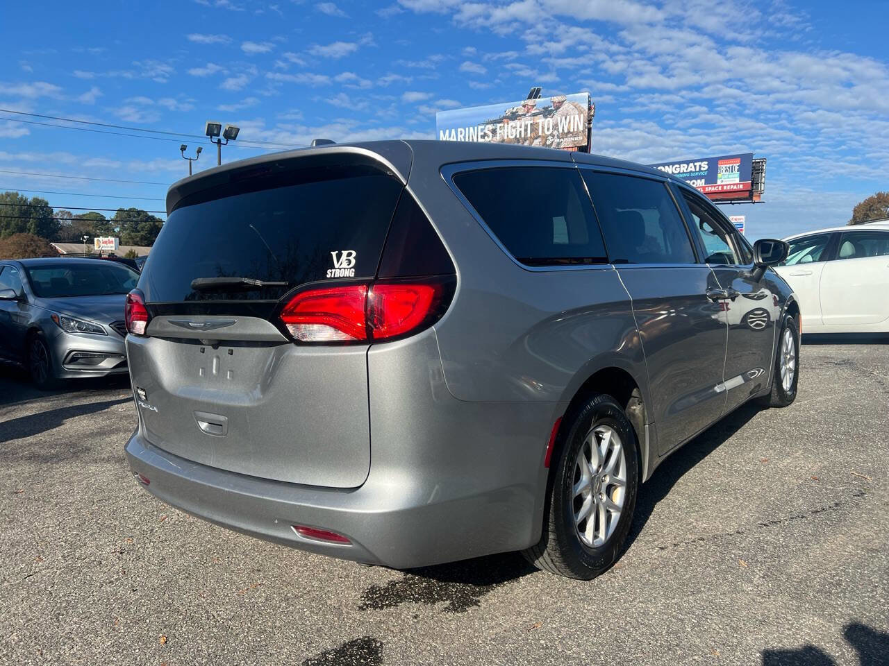 Used 2017 Chrysler Pacifica Touring FWD image 6