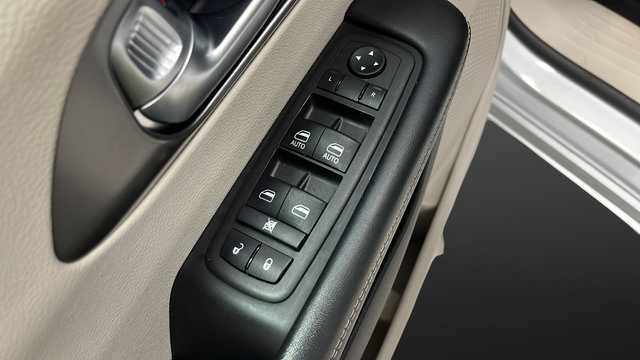 Used 2024 Chrysler Pacifica Touring-L FWD image 21