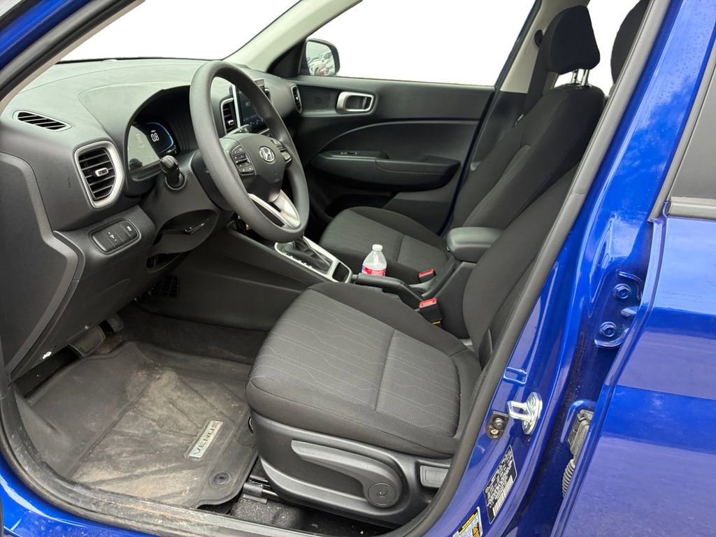 Used 2025 Hyundai Venue SE FWD image 9