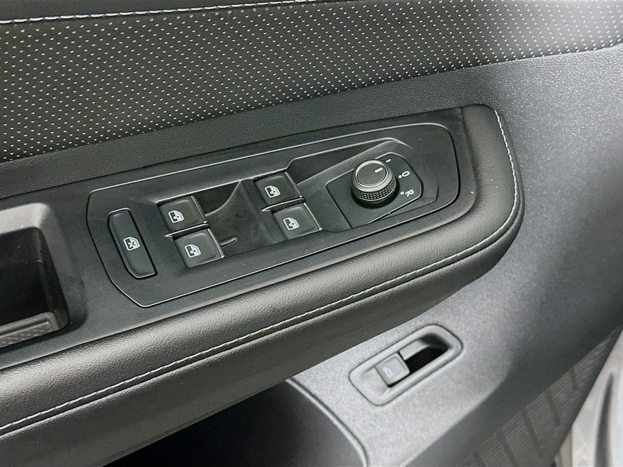 Used 2025 Volkswagen Atlas Cross Sport SE image 15