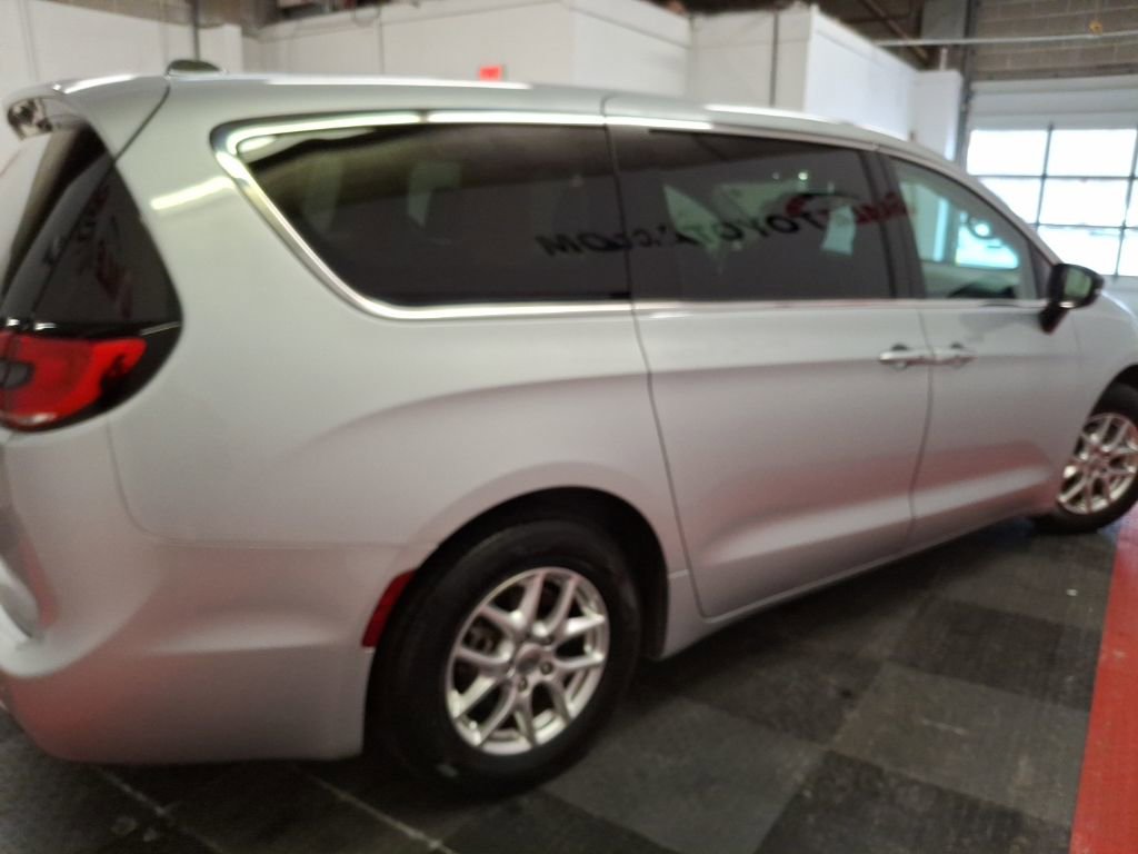 Used 2024 Chrysler Pacifica Touring-L image 11