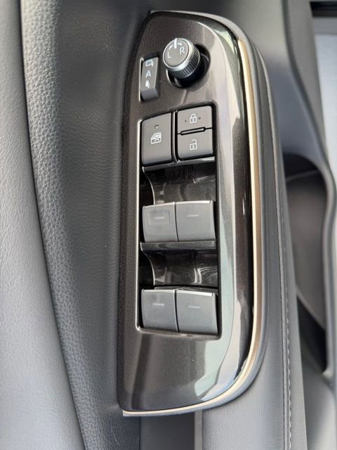 Used 2025 Toyota Crown Signia image 15