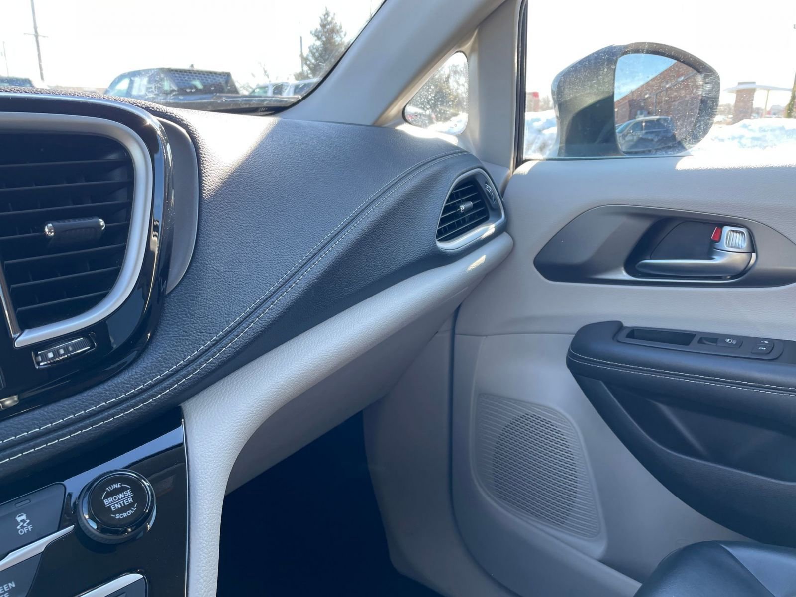 Used 2023 Chrysler Pacifica Touring-L image 37