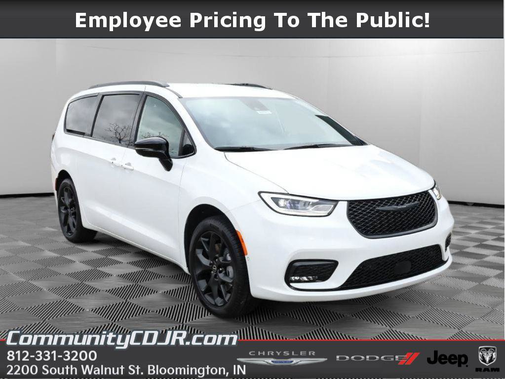 New 2026 Chrysler Pacifica Select w/ S Appearance Package