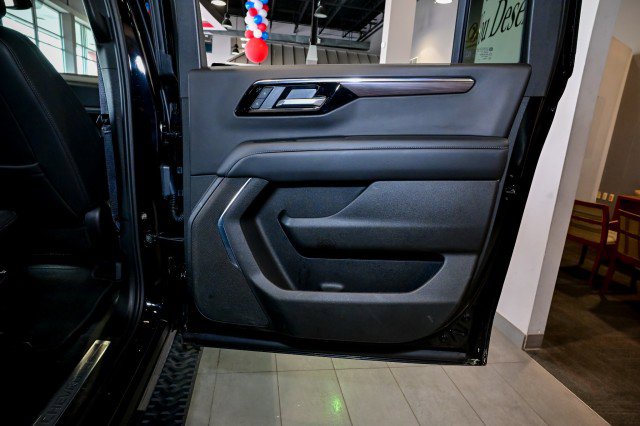 Used 2025 Chevrolet Suburban Z71 AWD/4WD image 27