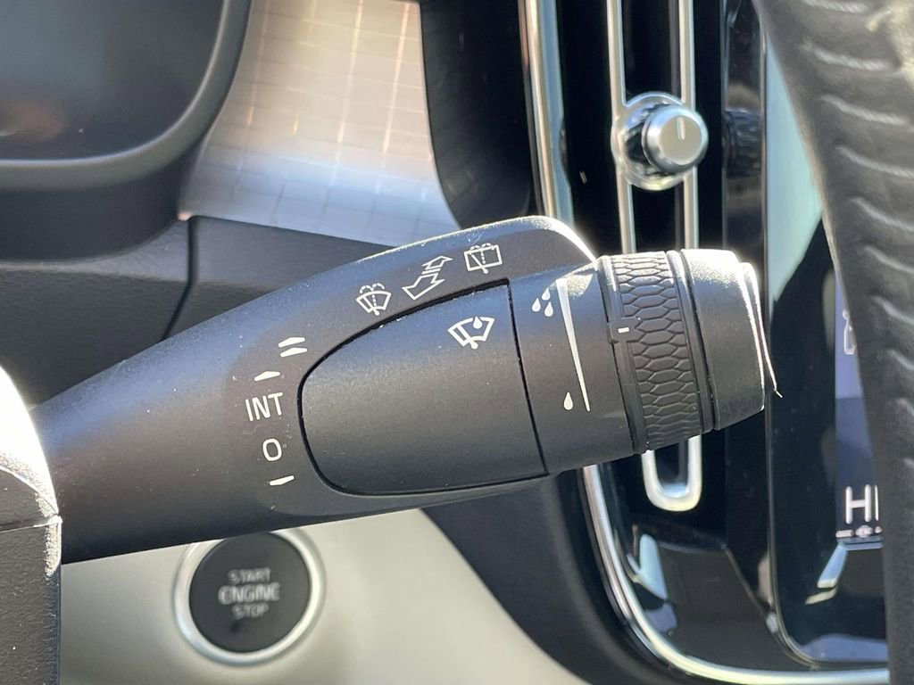 Used 2021 Volvo XC40 T5 Momentum w/ Premium Package image 13