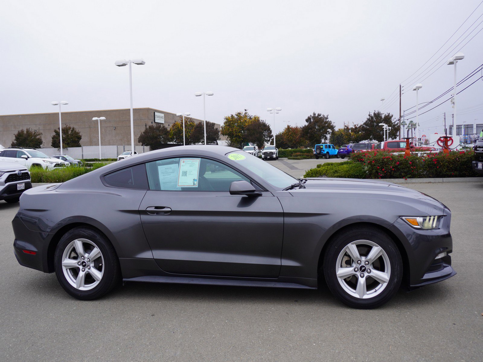 Used 2017 Ford Mustang Coupe image 4