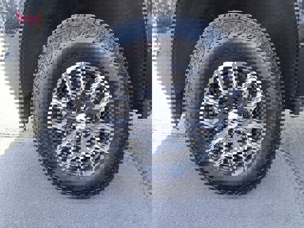 Used 2024 Chevrolet Colorado Z71 w/ Z71 Convenience Package 2 image 10