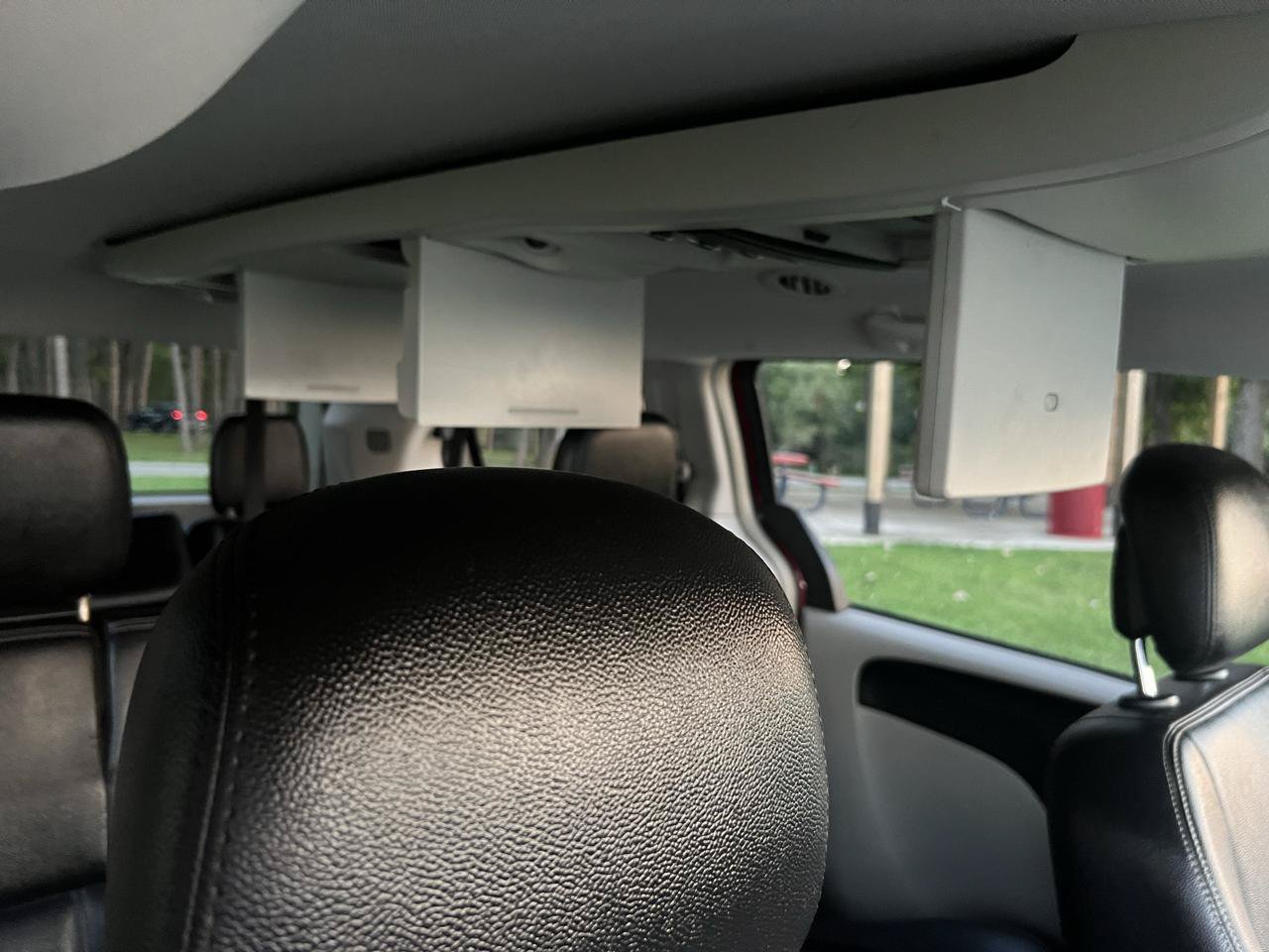 Used 2013 Chrysler Town & Country Touring FWD image 20