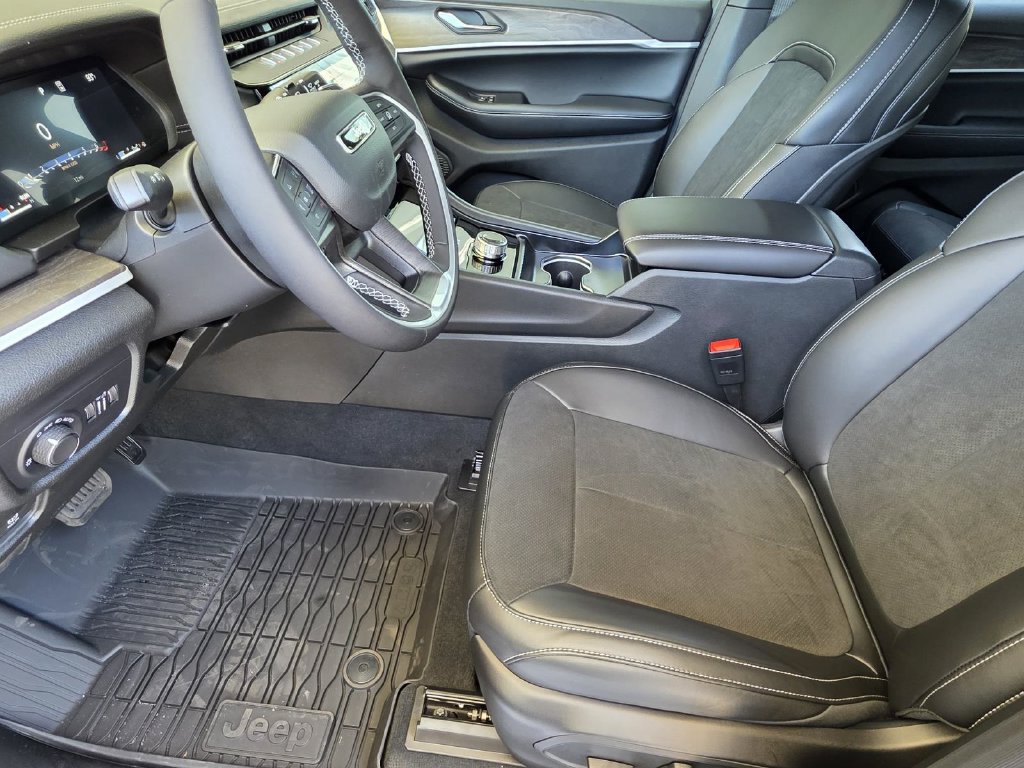 New 2026 Jeep Grand Cherokee L 2WD image 7
