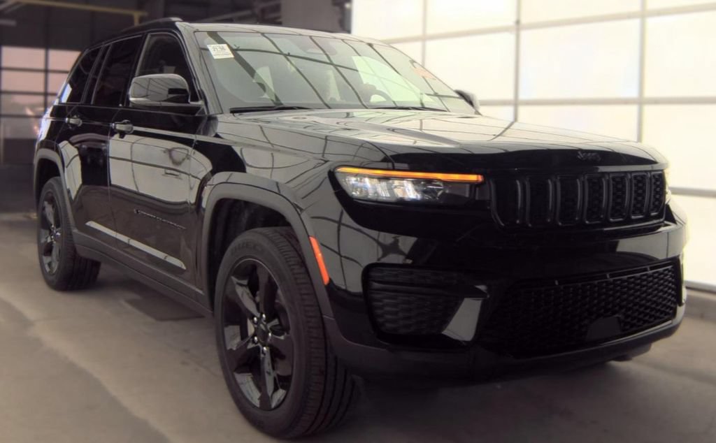 Used 2024 Jeep Grand Cherokee Altitude AWD/4WD image 4