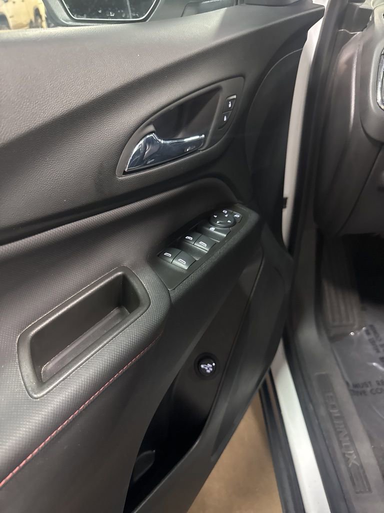 Used 2022 Chevrolet Equinox RS w/ Infotainment Package image 11