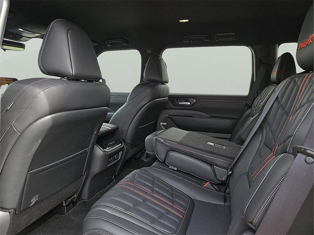 Used 2025 Nissan Armada PRO-4X image 12