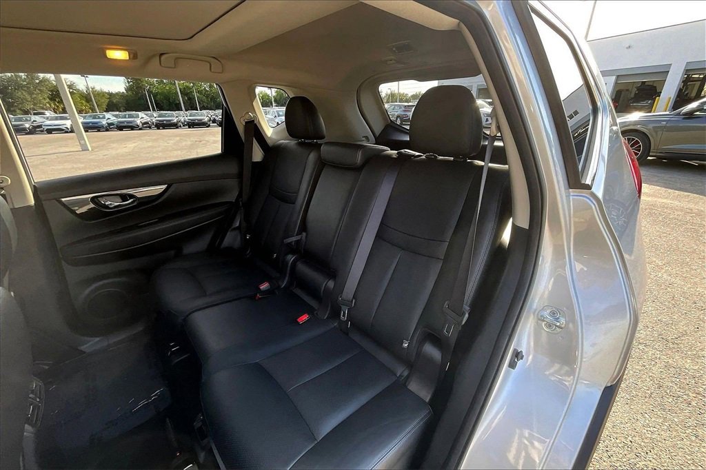 Used 2017 Nissan Rogue SL w/ SL Premium Package image 16