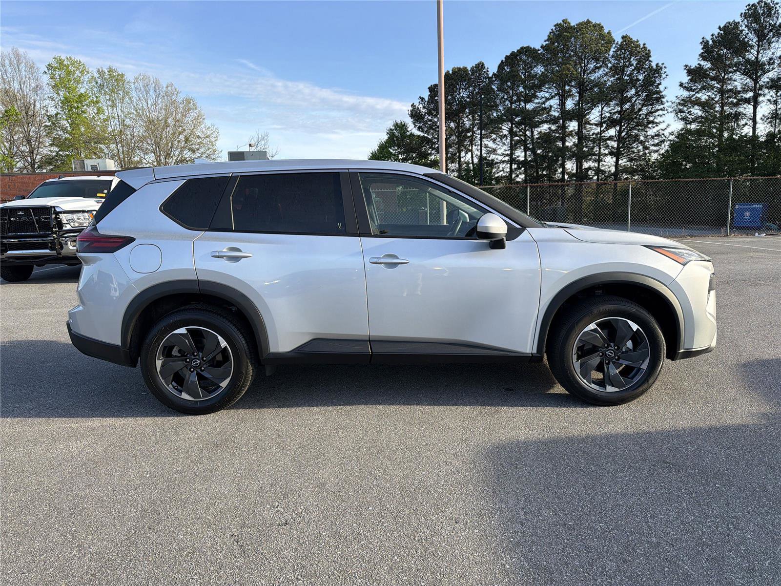 Used 2025 Nissan Rogue SV image 4