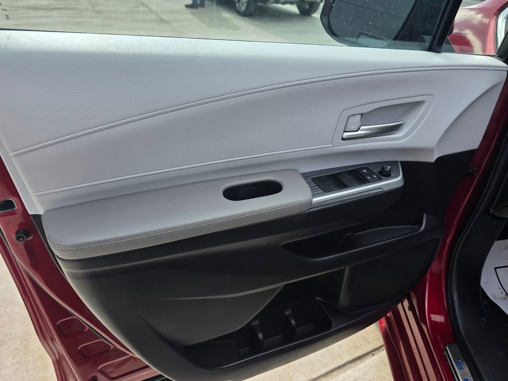 Used 2025 Toyota Sienna XLE w/ XLE Plus Package image 11