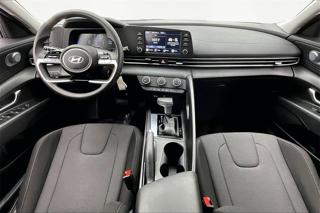 Used 2025 Hyundai Elantra SE image 16