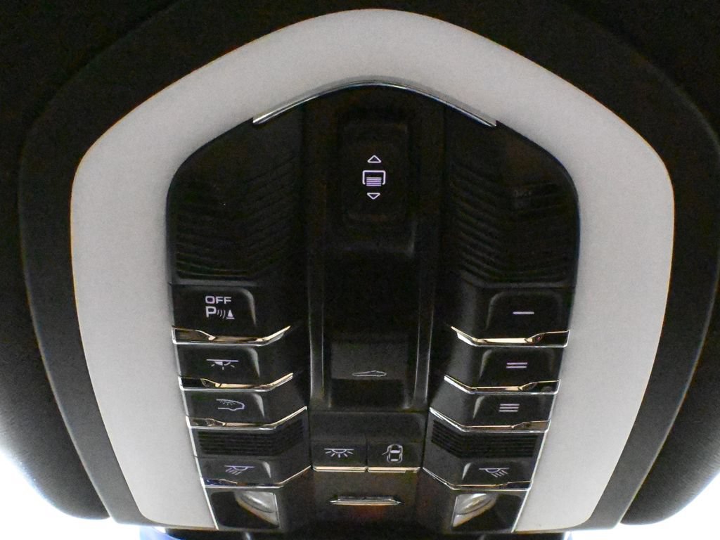 Used 2025 Porsche Macan AWD/4WD image 21