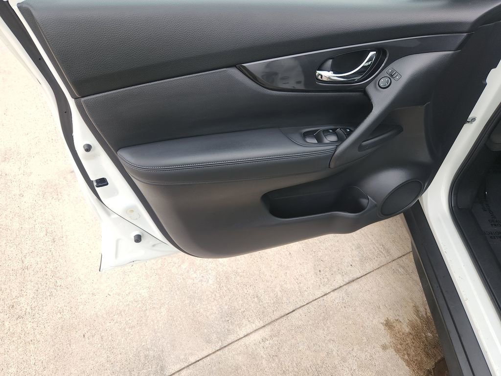 Used 2017 Nissan Rogue SV AWD/4WD image 27