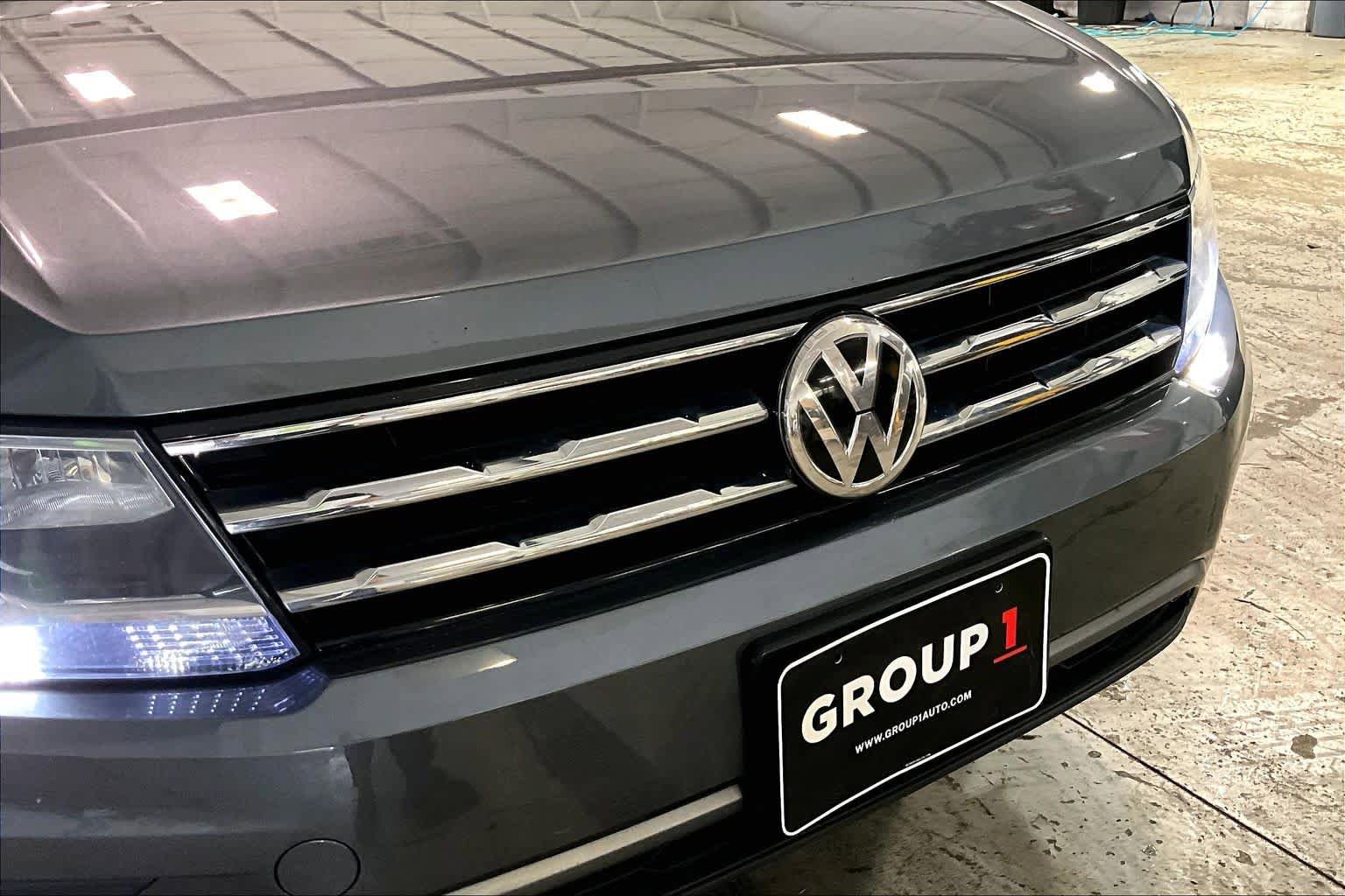 Used 2018 Volkswagen Tiguan SEL AWD/4WD image 29