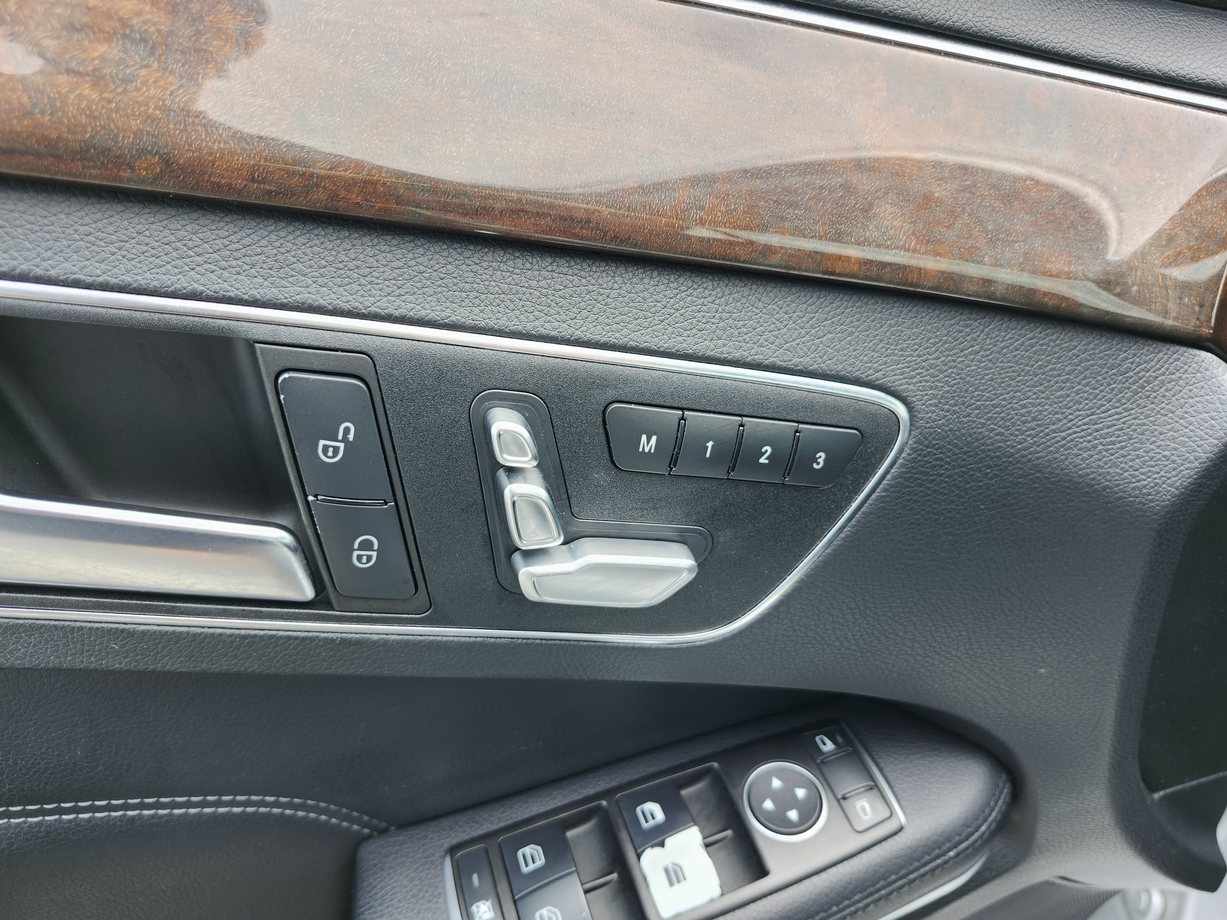Used 2014 Mercedes-Benz E 350 4MATIC Wagon image 25