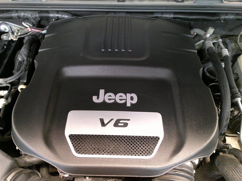 Used 2016 Jeep Wrangler Unlimited Rubicon w/ Connectivity Group AWD/4WD image 2