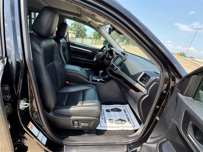 Used 2019 Toyota Highlander XLE AWD/4WD image 38