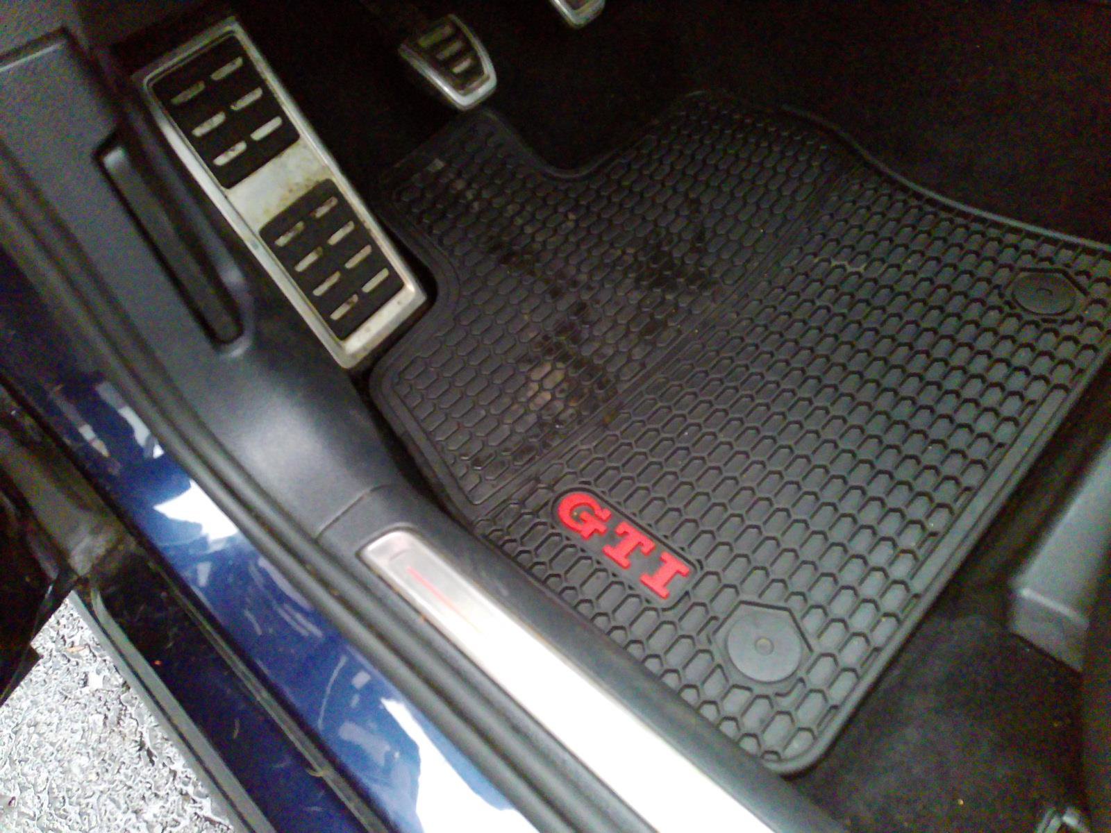 Used 2017 Volkswagen GTI SE image 5