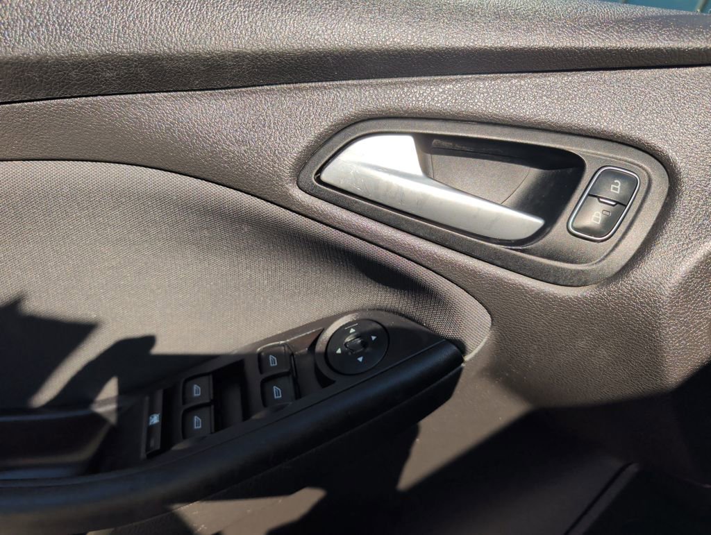 Used 2018 Ford Focus SE FWD image 10
