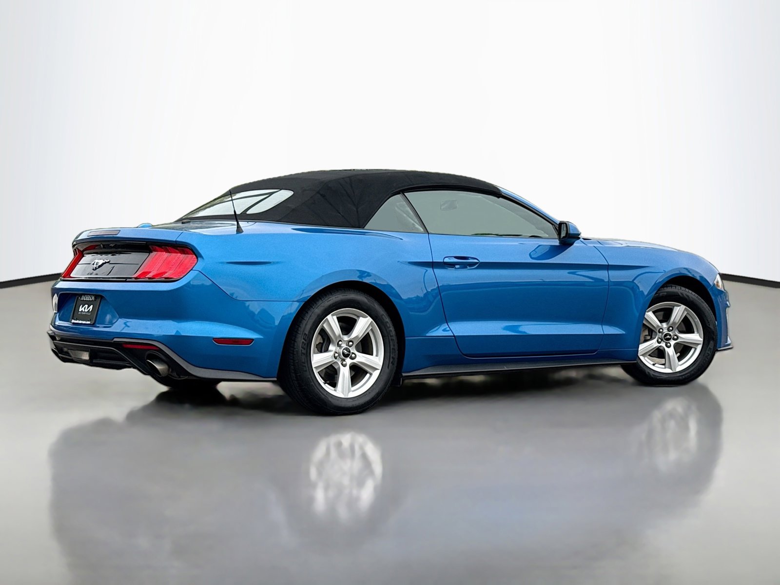 Used 2019 Ford Mustang Convertible RWD image 2