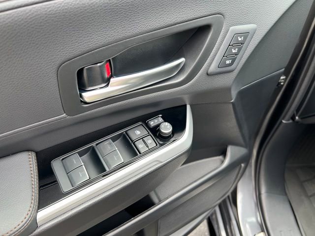 Used 2025 Toyota Sienna Limited image 21