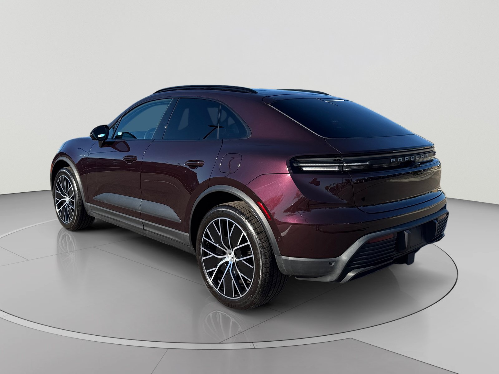 Used 2025 Porsche Macan Electric RWD image 3