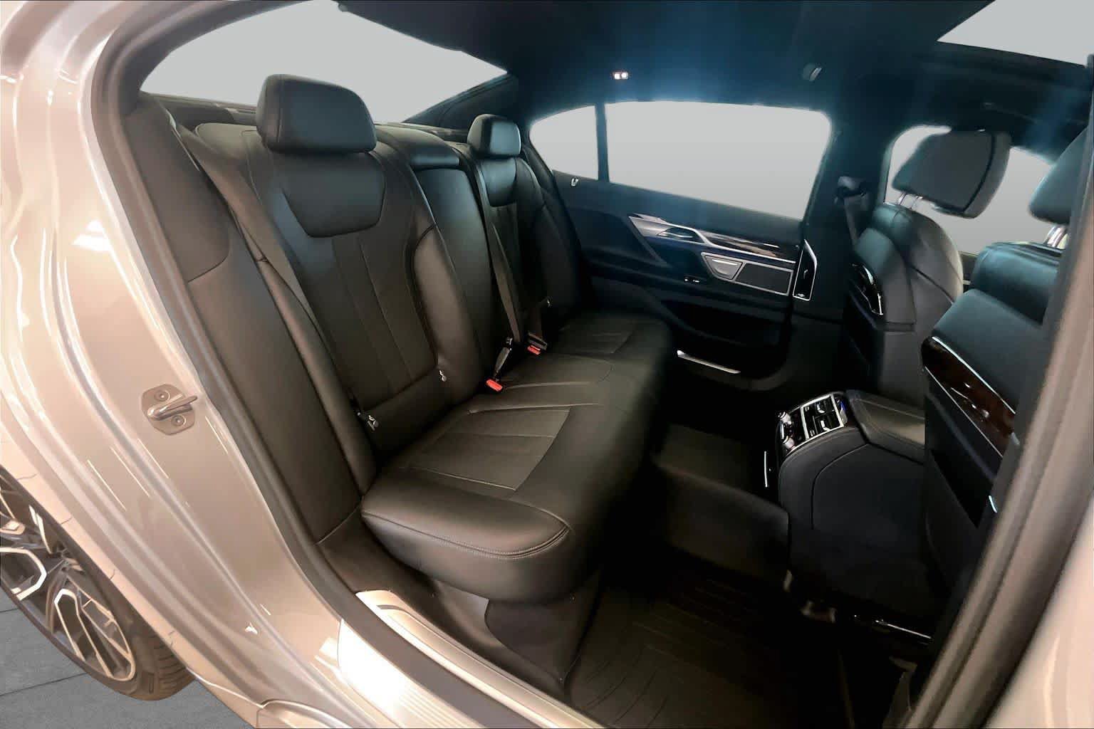 Used 2020 BMW 750i xDrive w/ M Sport Package AWD/4WD image 18