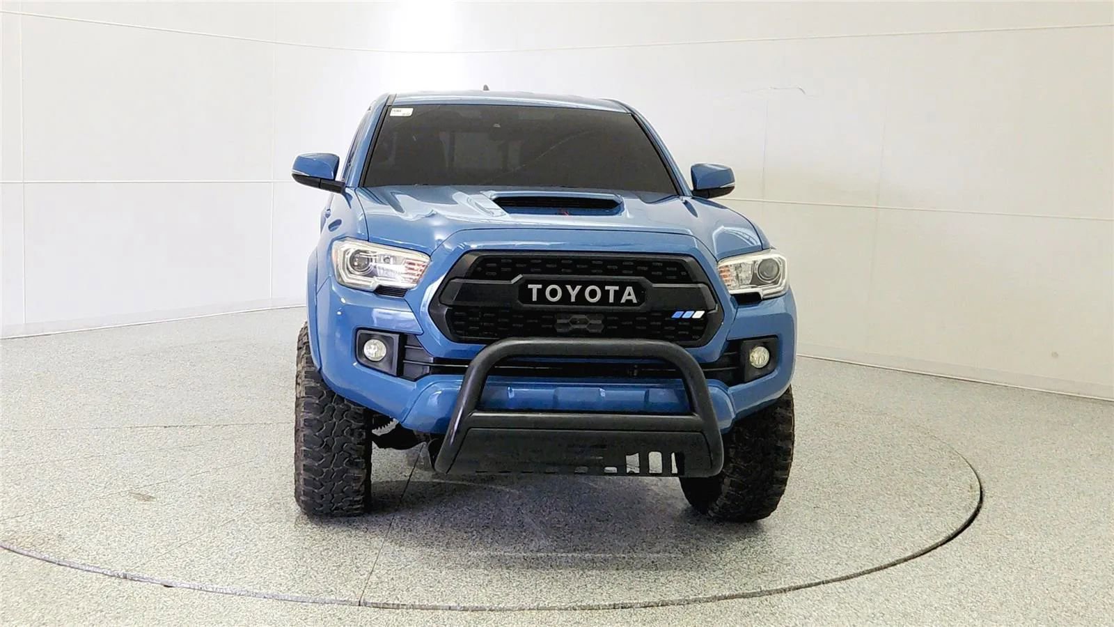 Used 2019 Toyota Tacoma TRD Sport image 2