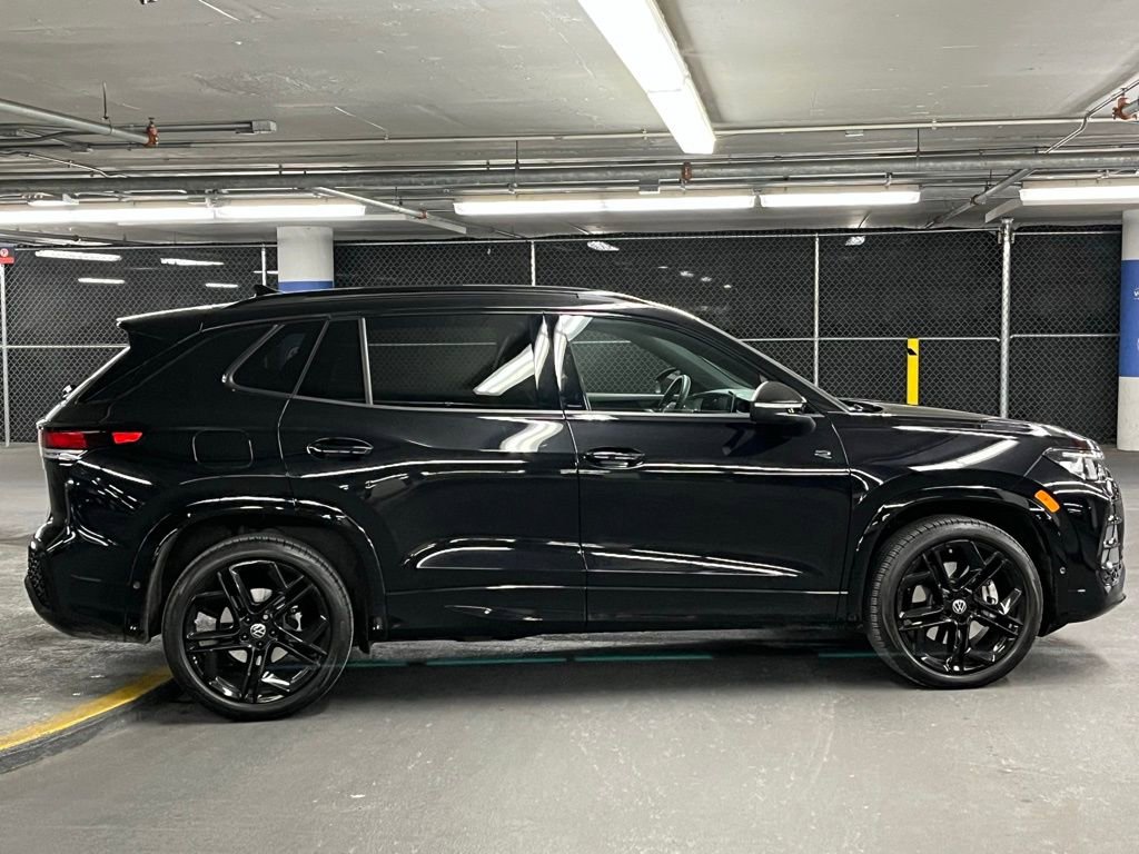 Used 2025 Volkswagen Tiguan SE R-Line image 38