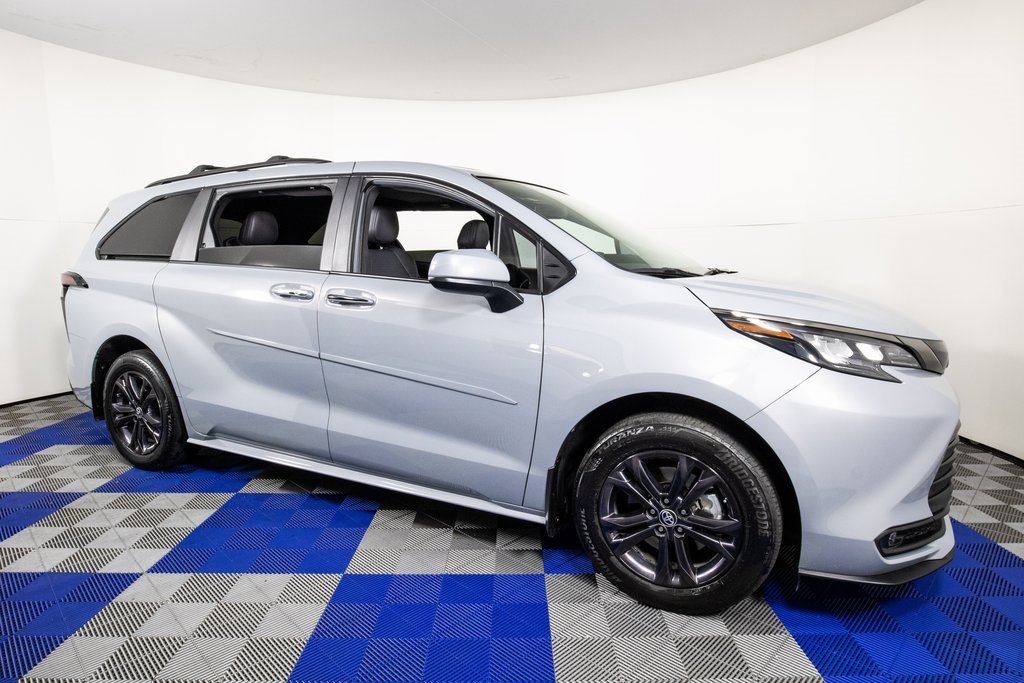 Used 2024 Toyota Sienna XLE Woodland Edition image 3