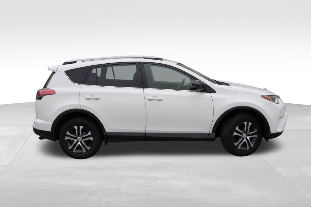 Used 2017 Toyota RAV4 LE AWD/4WD image 3