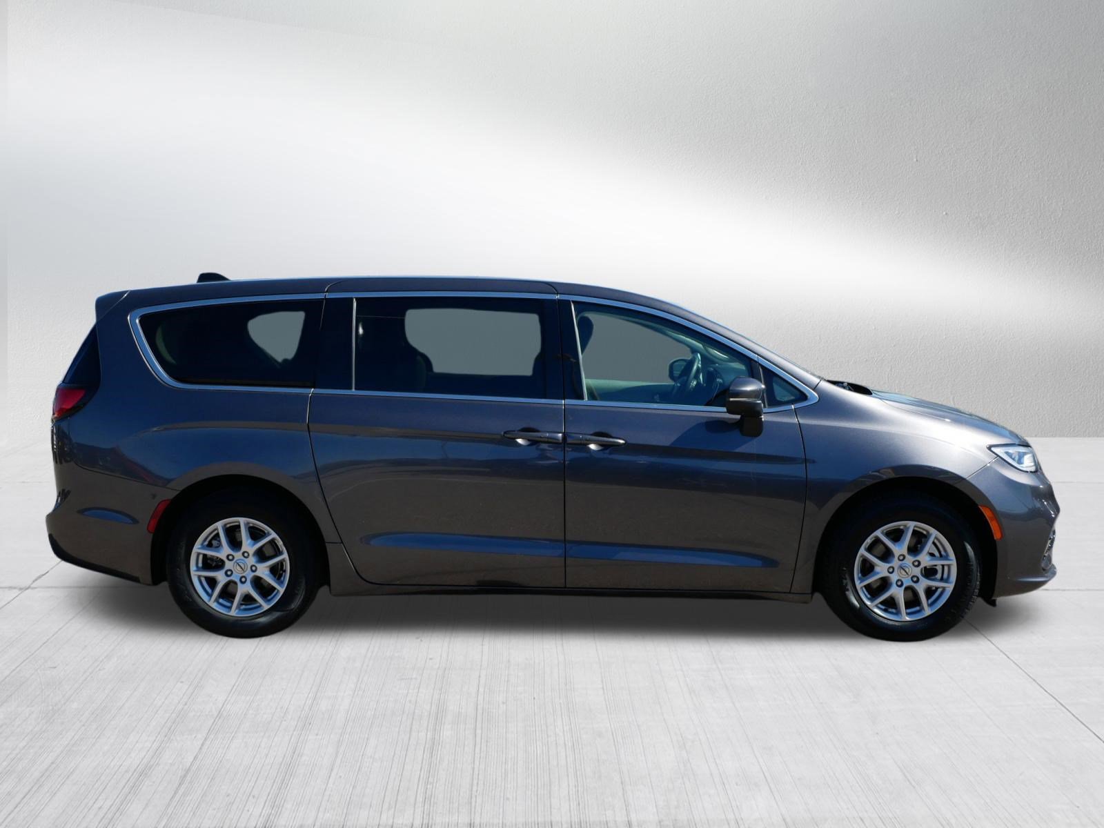 Used 2023 Chrysler Pacifica Touring-L FWD image 8