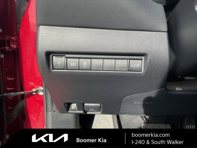 Used 2023 Toyota Venza XLE image 18