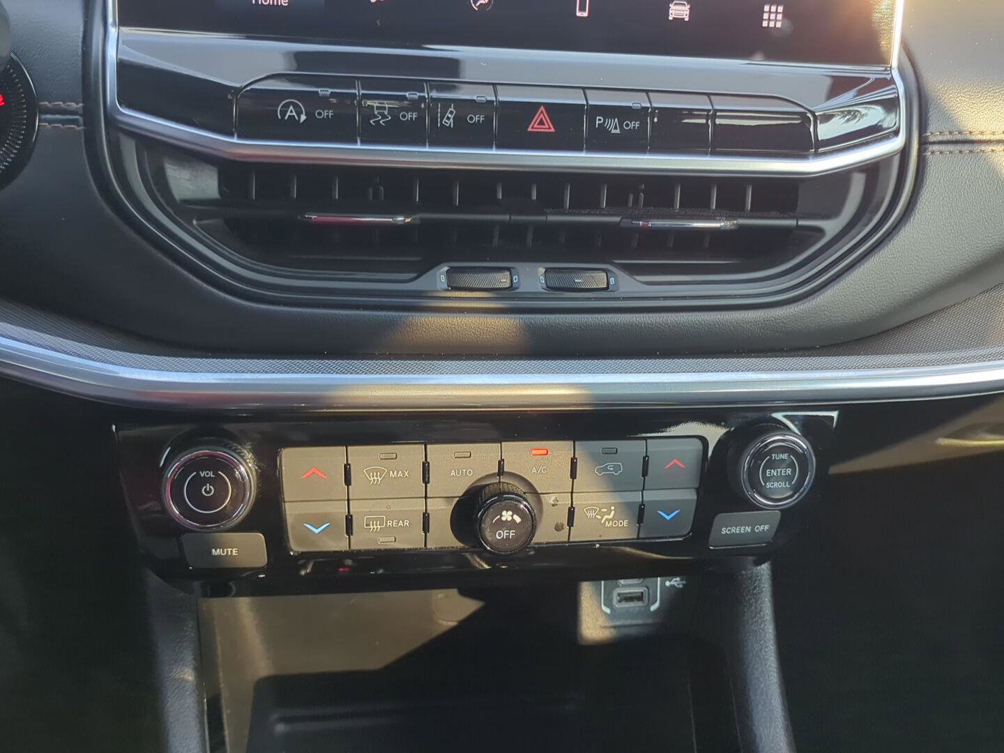 Used 2023 Jeep Compass Limited image 24