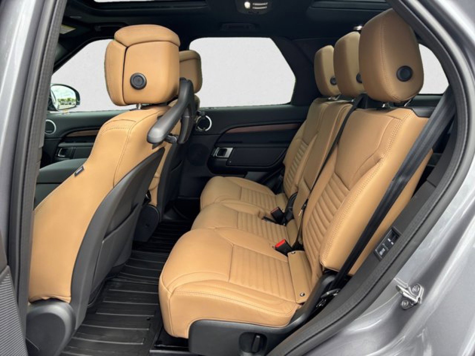 New 2025 Land Rover Discovery Dynamic SE image 18