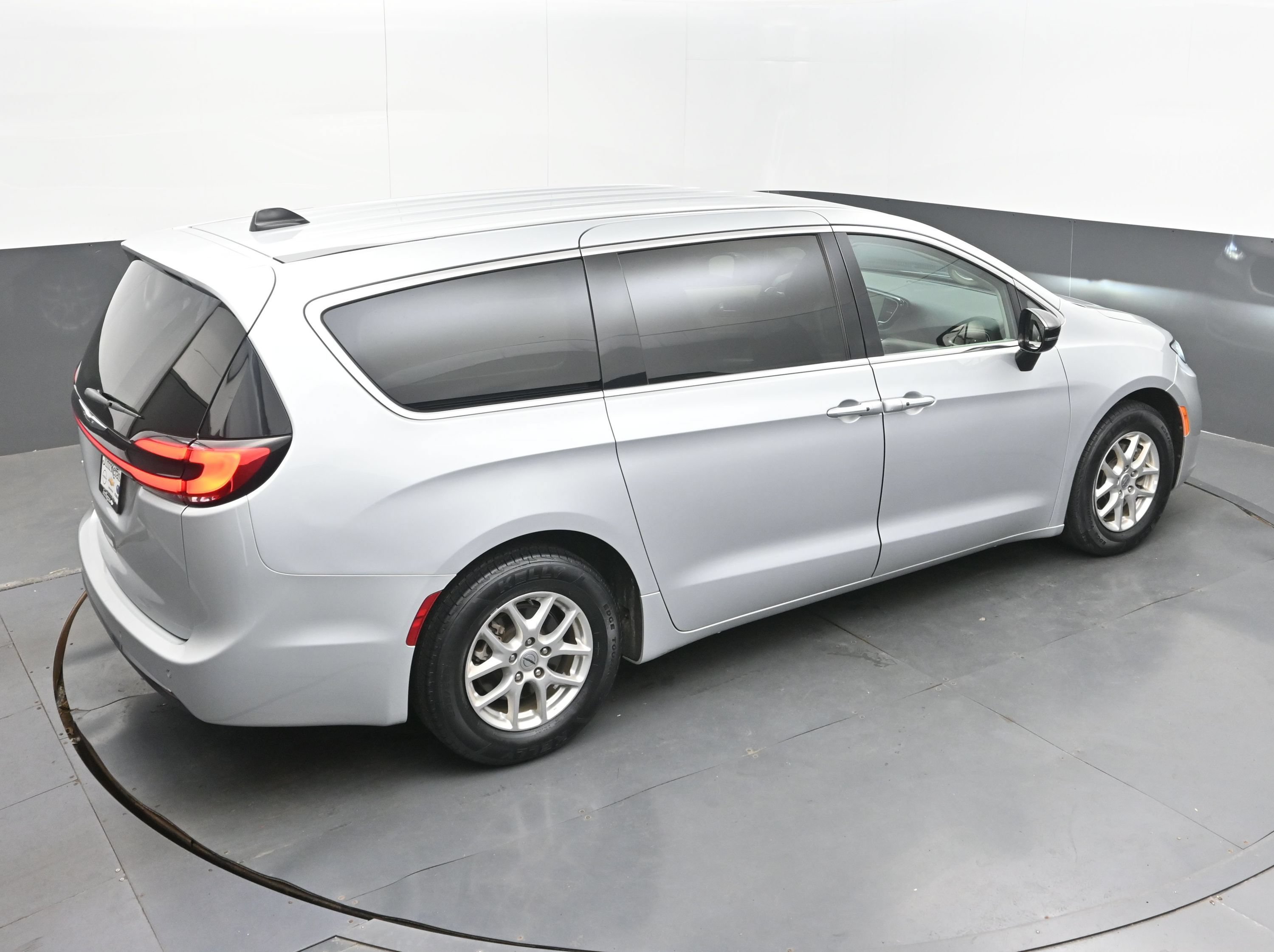 Used 2024 Chrysler Pacifica Touring-L FWD image 34