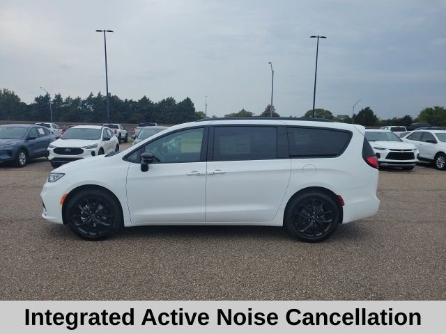 New 2026 Chrysler Pacifica Select w/ S Appearance Package FWD image 3